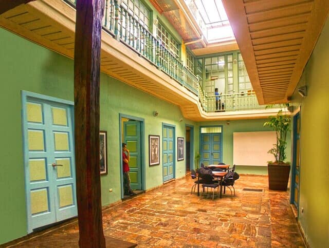 This image has an empty alt attribute; its file name is 33-casa-de-bienal-11.jpg